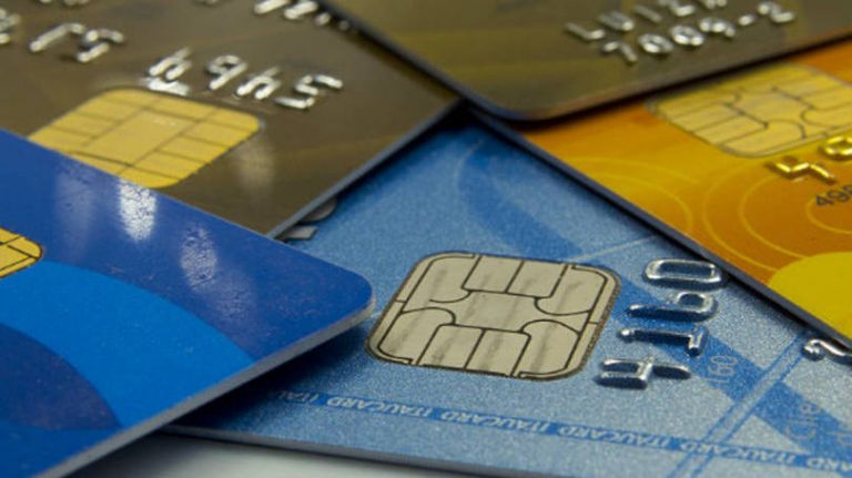 Juros dos cartões de crédito ficam em 459,53% ao ano