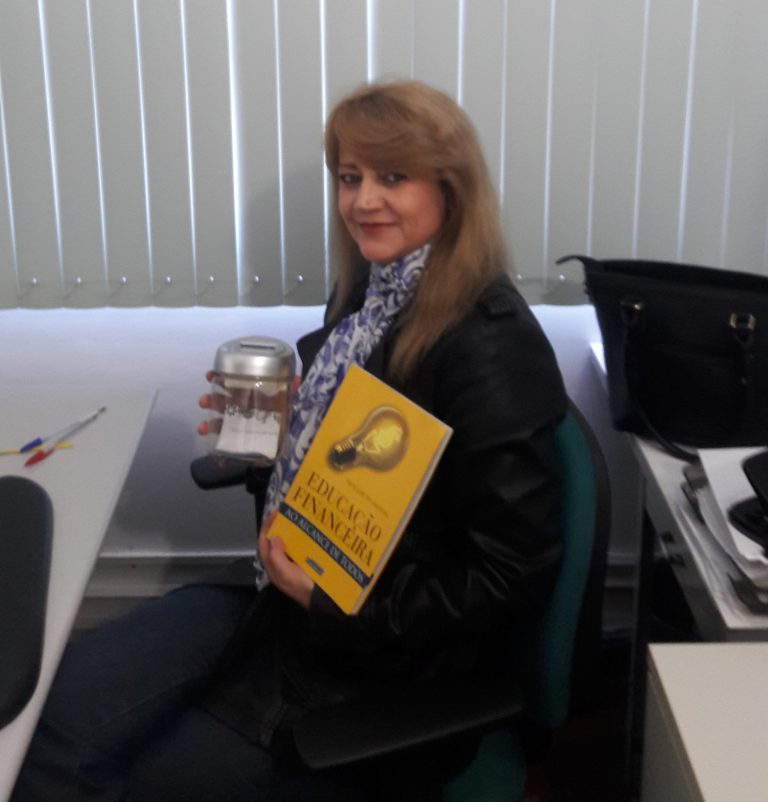 Participante de Mafra recebe prêmio do Quiz Minuto da Previdência